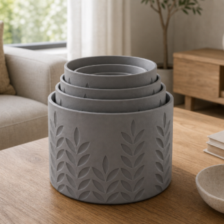 AI productfoto van een nestbare kit van vijf matgrijze 3D-geprinte plantenpotten met tarwe- en bladrelief