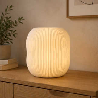 AI productfoto van de SpotOn3D Lantern Shape Type 2 LED Lamp met ribbelstructuur op een houten dressoir