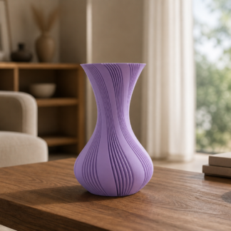 Lila geribbelde 3D-geprinte vaas op een houten salontafel in een moderne woonkamer
